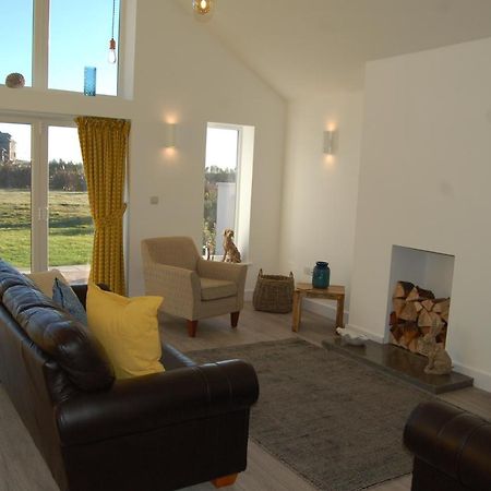 Beautiful, Modern Villa 5 Mins Walk From The Stunning Bay At Trearddur Хоулихед Екстериор снимка