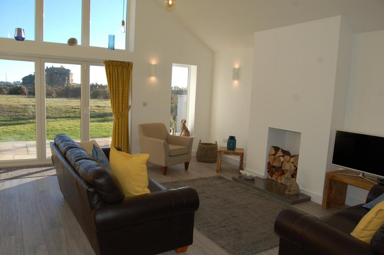 Beautiful, Modern Villa 5 Mins Walk From The Stunning Bay At Trearddur Хоулихед Екстериор снимка