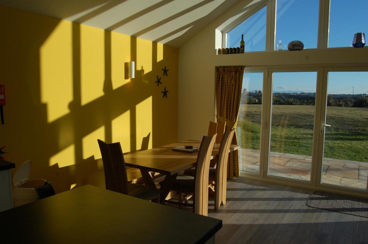 Beautiful, Modern Villa 5 Mins Walk From The Stunning Bay At Trearddur Хоулихед Екстериор снимка